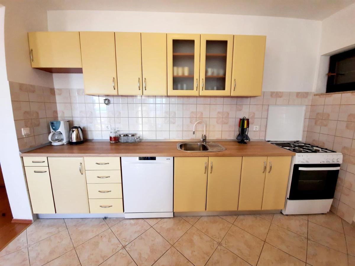 Lovely 3-Bedroom Apartment With Breathtaking View Dugi Rat Exteriör bild