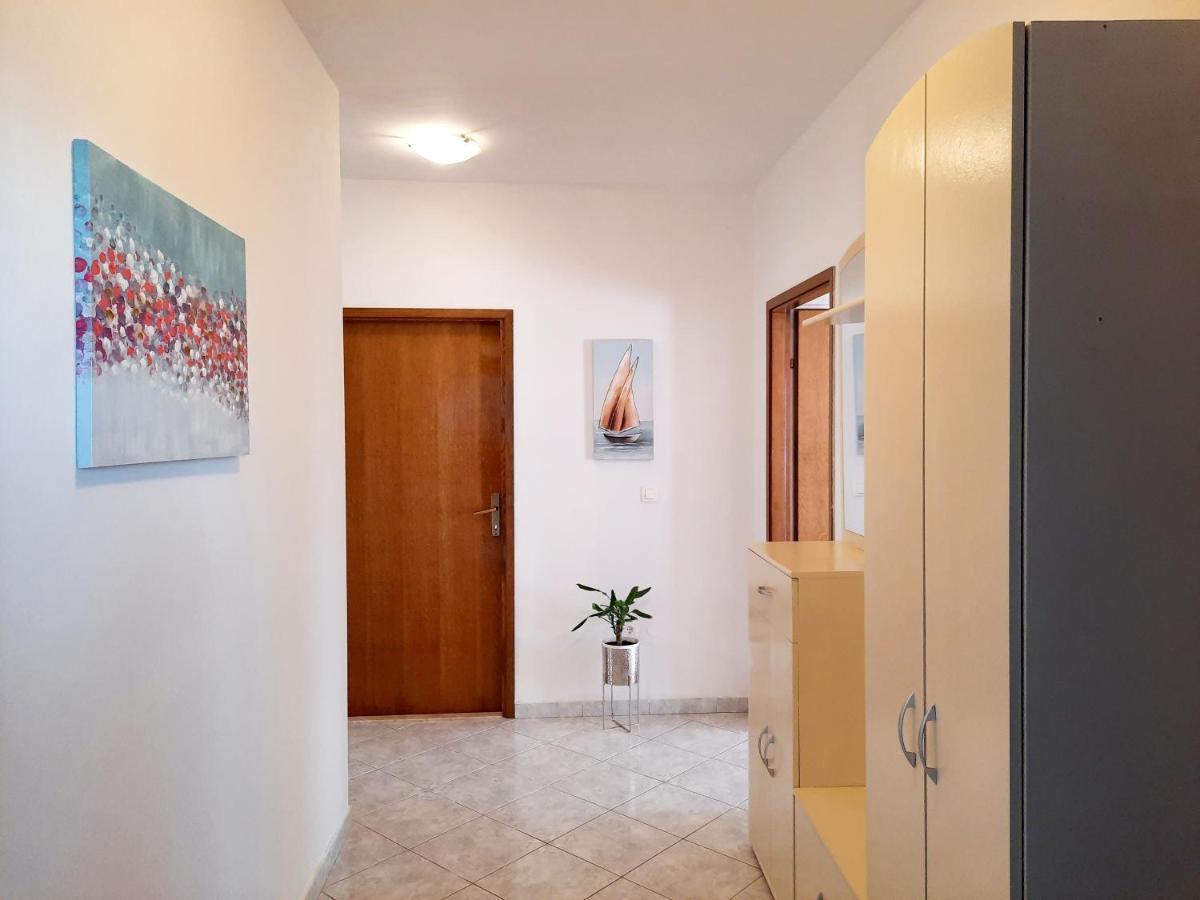 Lovely 3-Bedroom Apartment With Breathtaking View Dugi Rat Exteriör bild