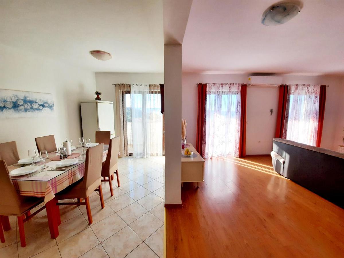 Lovely 3-Bedroom Apartment With Breathtaking View Dugi Rat Exteriör bild