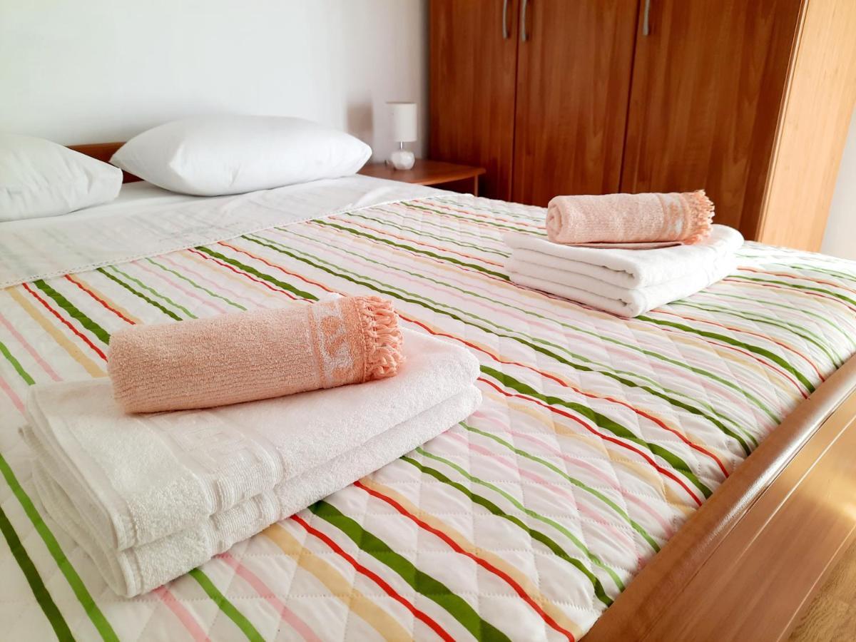 Lovely 3-Bedroom Apartment With Breathtaking View Dugi Rat Exteriör bild