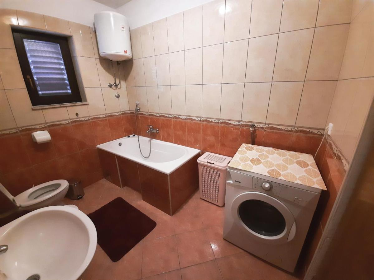 Lovely 3-Bedroom Apartment With Breathtaking View Dugi Rat Exteriör bild