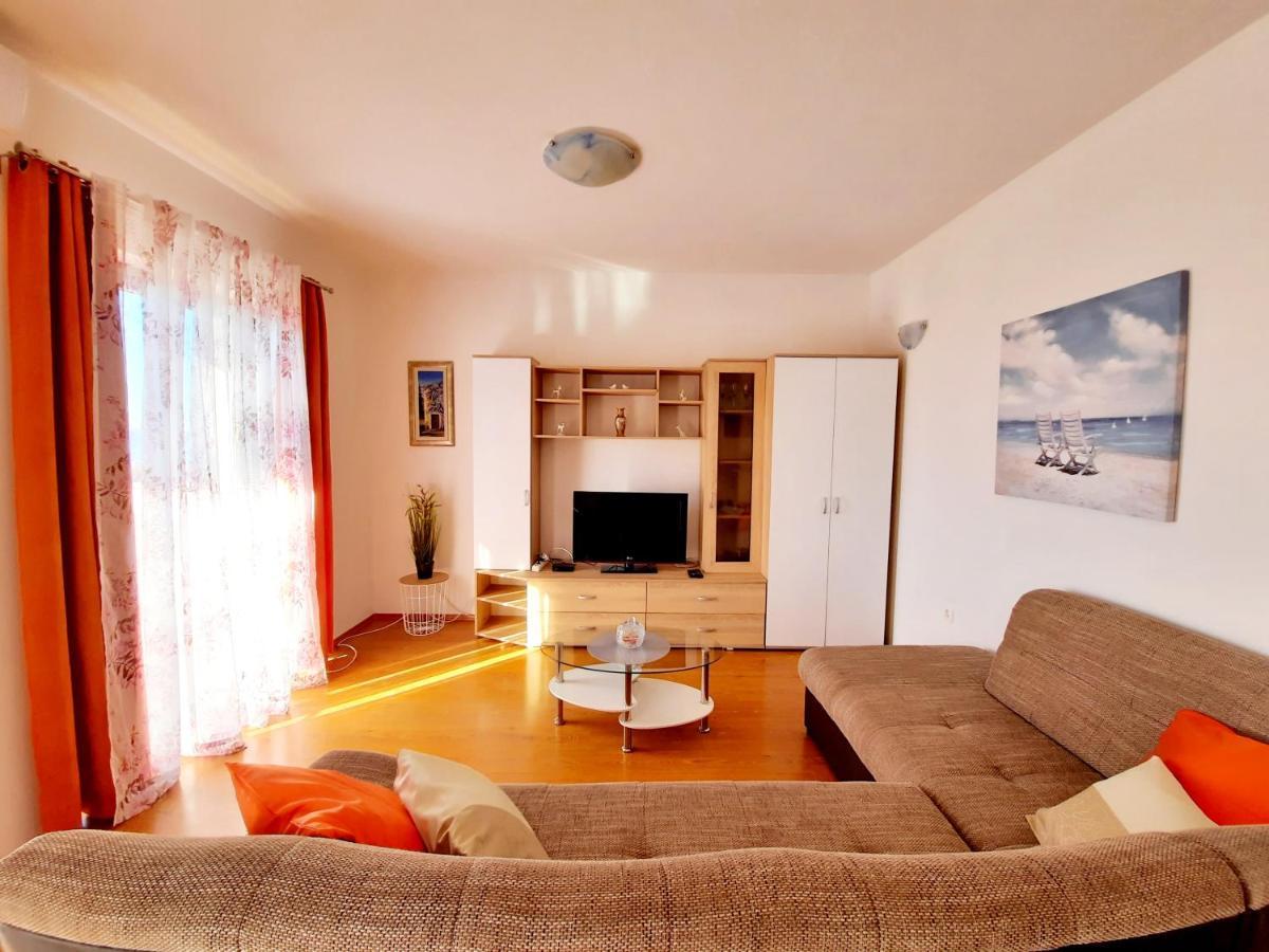 Lovely 3-Bedroom Apartment With Breathtaking View Dugi Rat Exteriör bild