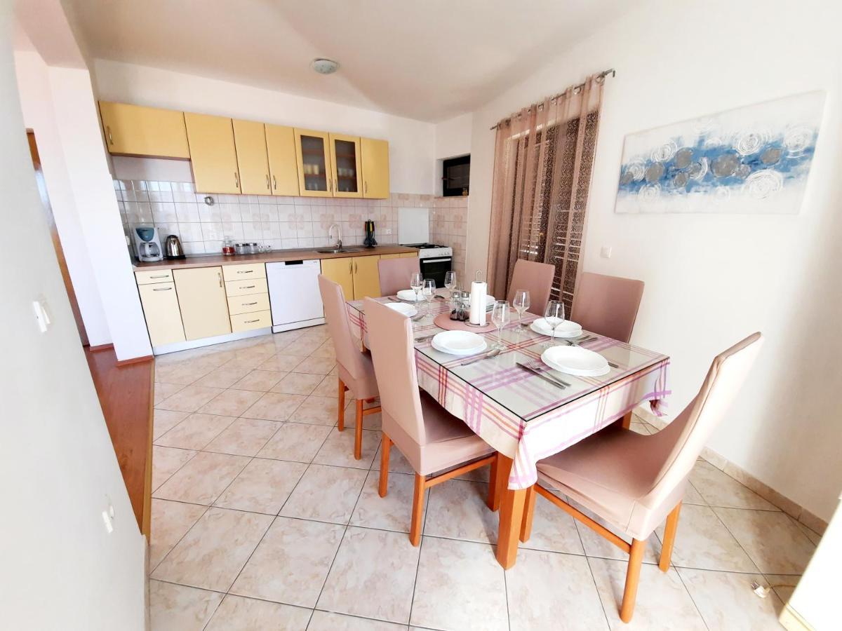 Lovely 3-Bedroom Apartment With Breathtaking View Dugi Rat Exteriör bild