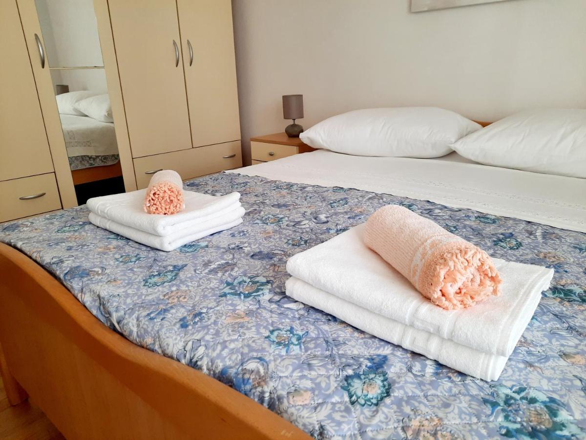 Lovely 3-Bedroom Apartment With Breathtaking View Dugi Rat Exteriör bild