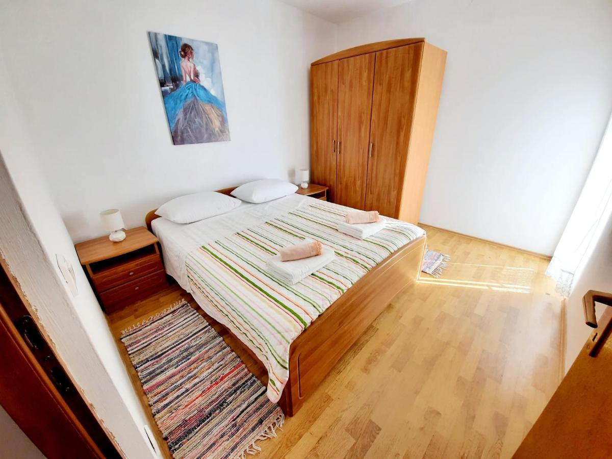 Lovely 3-Bedroom Apartment With Breathtaking View Dugi Rat Exteriör bild
