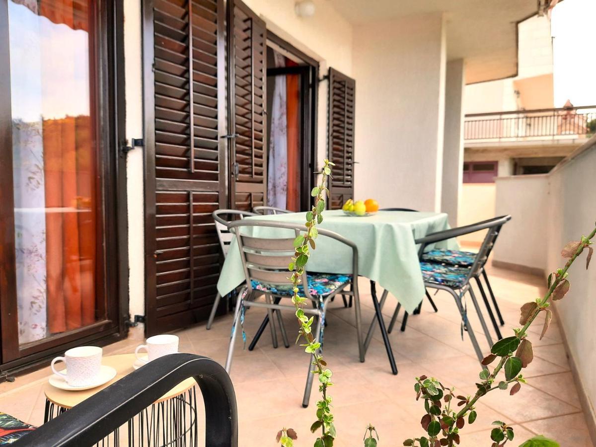 Lovely 3-Bedroom Apartment With Breathtaking View Dugi Rat Exteriör bild