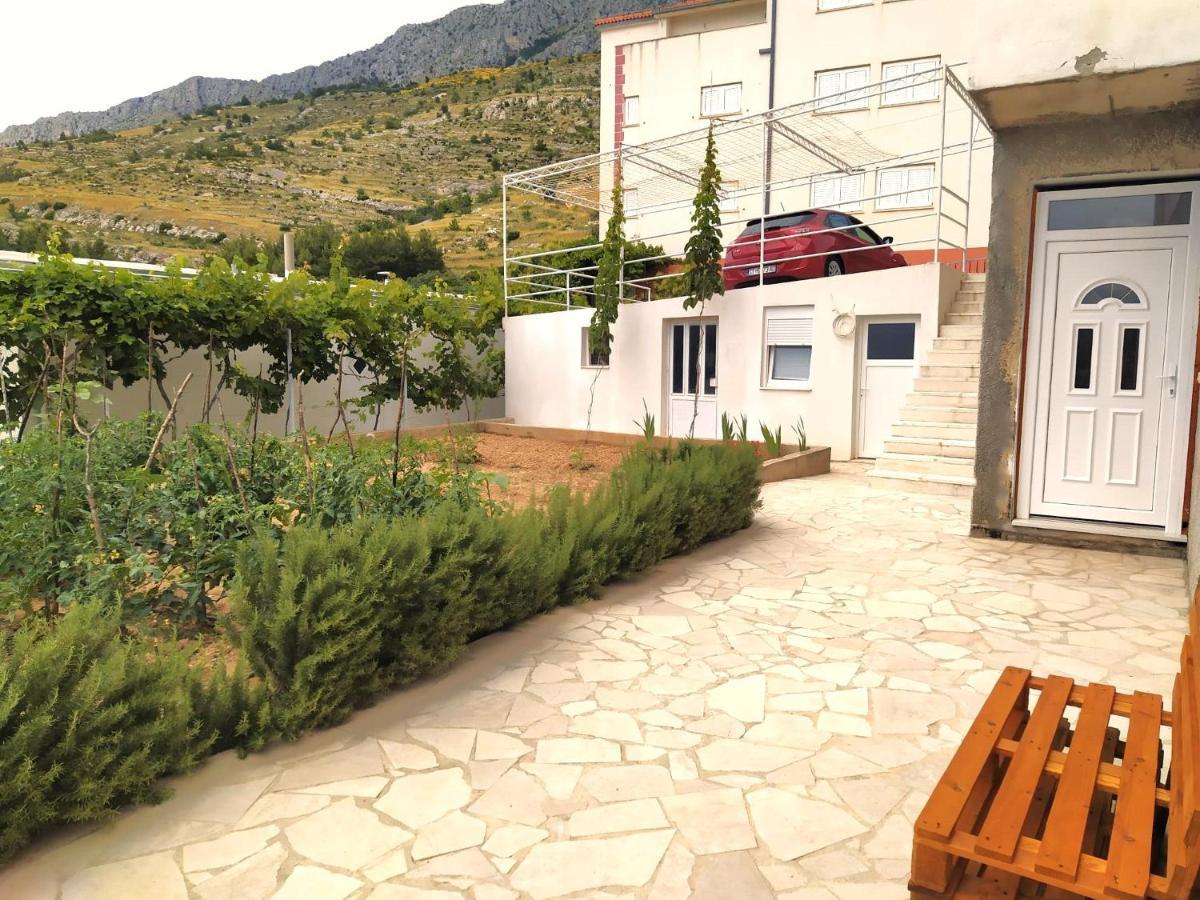 Lovely 3-Bedroom Apartment With Breathtaking View Dugi Rat Exteriör bild