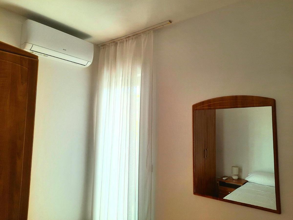 Lovely 3-Bedroom Apartment With Breathtaking View Dugi Rat Exteriör bild